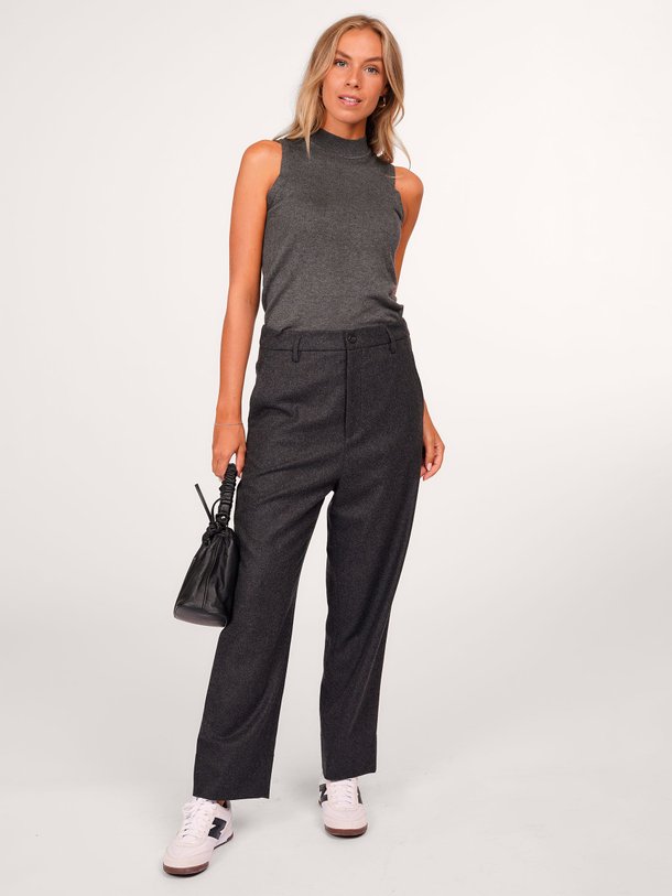 Ontdek de Wolmix gemêleerde pantalon van Zenggi in de kleur antraciet bij Orangebag. Op werkdagen voor 21:45 besteld, morgen in huis.