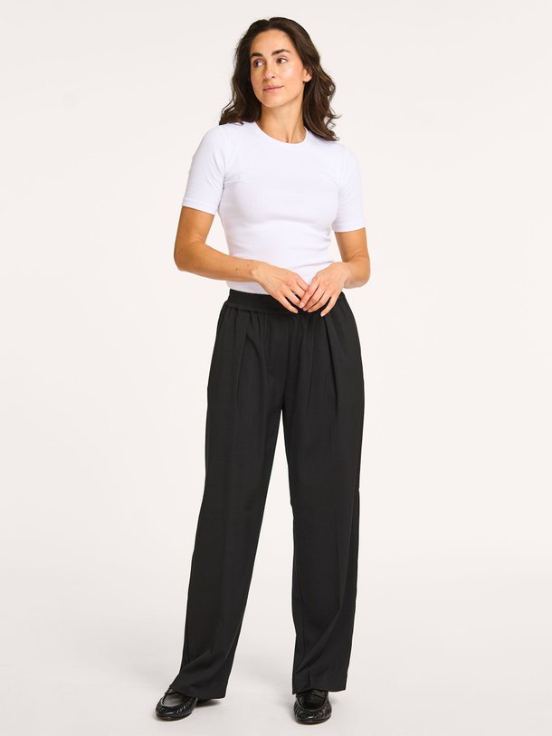 Ontdek de Julia viscosemix broek van Samsoe Samsoe in de kleur zwart bij Orangebag. Op werkdagen voor 21:45 besteld, morgen in huis.