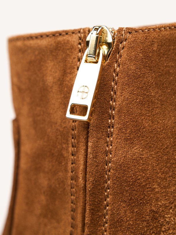 Ontdek de Freya suède enkellaarzen van Anine Bing in de kleur Bruin bij Orangebag. Op werkdagen voor 21:45 besteld, morgen in huis.