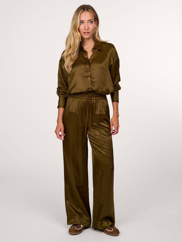 Ontdek de Estelle viscosemix glanzende broek van My Essential Wardrobe in de kleur army bij Orangebag. Op werkdagen voor 21:45 besteld, morgen in huis.