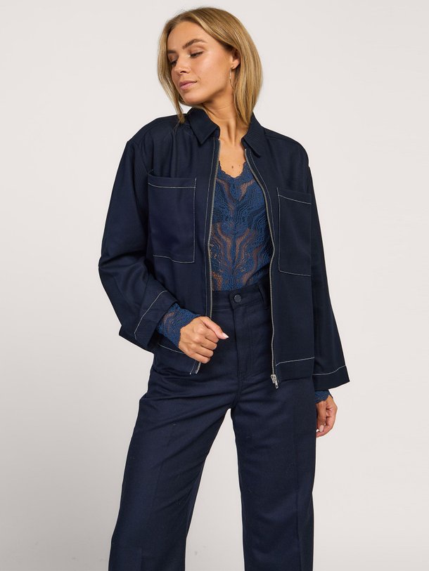 Ontdek de Khai rayonmix jasje van Lollys Laundry in de kleur donkerblauw bij Orangebag. Op werkdagen voor 21:45 besteld, morgen in huis.