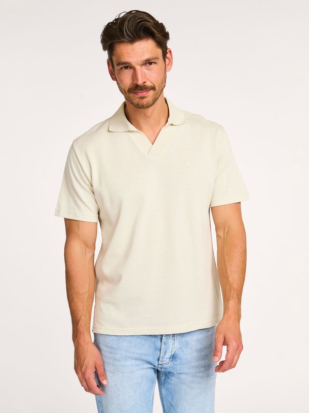 Ontdek de Tony katoenen piqué polo van Denham in de kleur ecru bij Orangebag. Op werkdagen voor 21:45 besteld, morgen in huis.