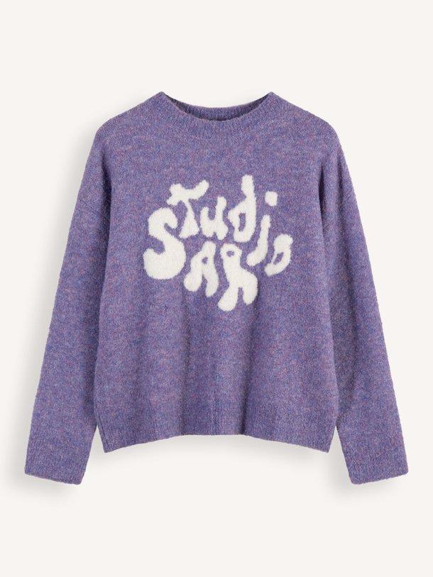 Studio Ar Kirsi - Wolmix Bouclé Logo Trui - Lila Ontdek de Kirsi wolmix bouclé logo trui van Studio AR in de kleur lila bij Orangebag. Op werkdagen voor 21:45 besteld, morgen in huis.