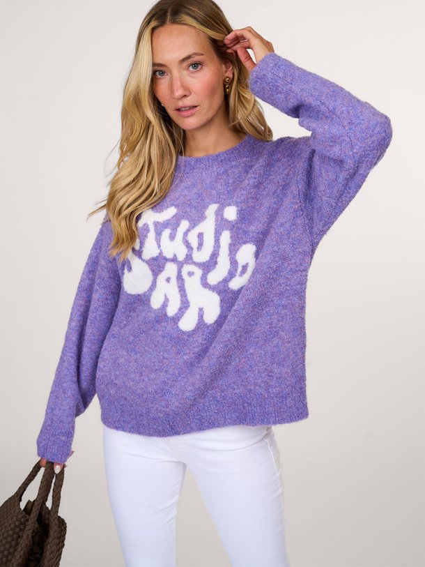 Ontdek de Kirsi wolmix bouclé logo trui van Studio AR in de kleur lila bij Orangebag. Op werkdagen voor 21:45 besteld, morgen in huis.