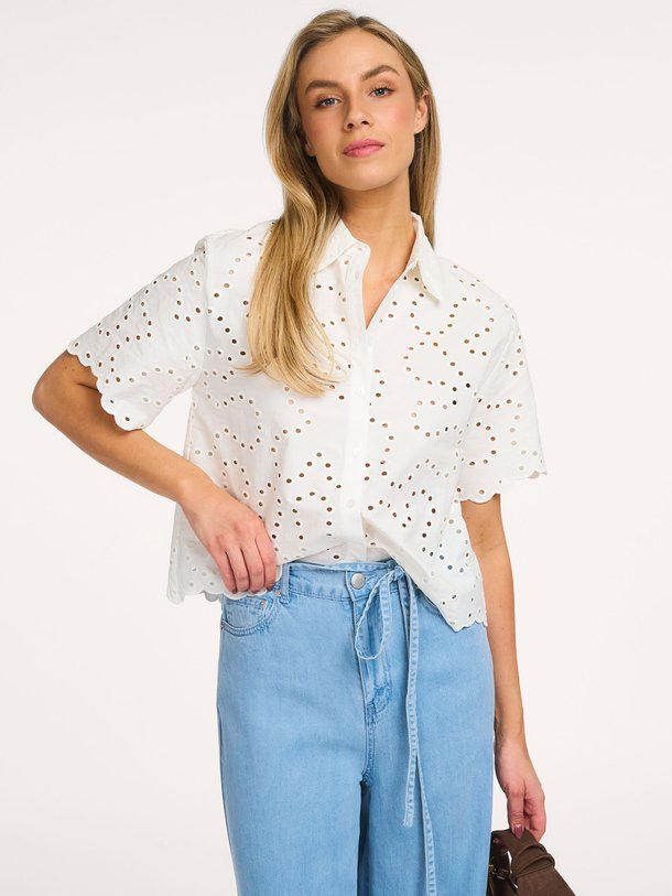Ontdek de Lory organic cotton blouse van Suncoo in de kleur Off-white bij Orangebag. Op werkdagen voor 21:45 besteld, morgen in huis.