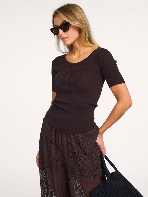 Ontdek de Clair viscosemix rib top van Co'Couture in de kleur Bruin bij Orangebag. Op werkdagen voor 21:45 besteld, morgen in huis.