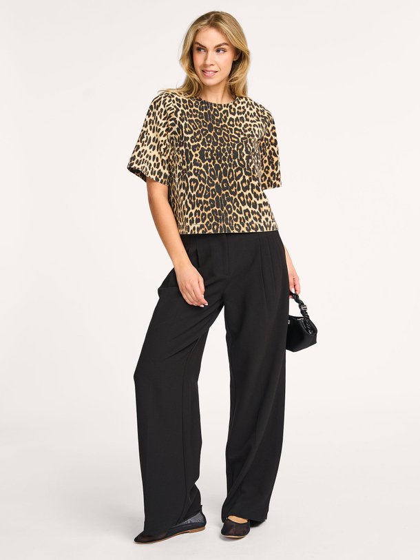 Ontdek de Leo katoenmix leopard top van Co'Couture in de kleur kaki bij Orangebag. Op werkdagen voor 21:45 besteld, morgen in huis.