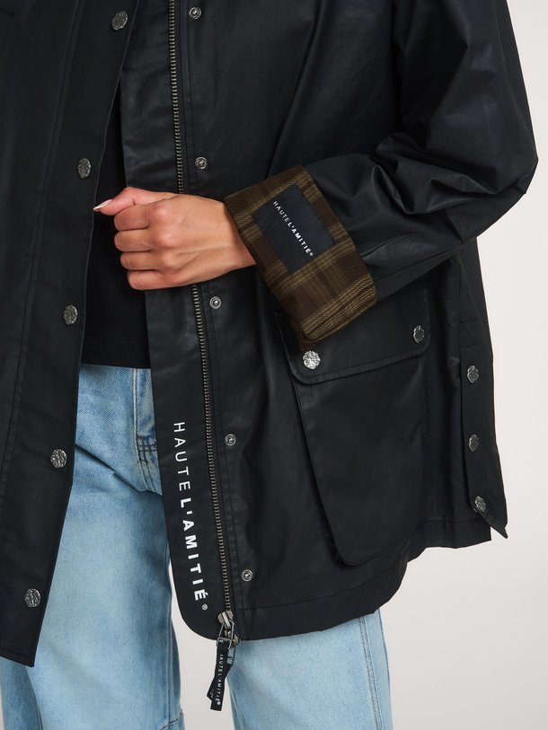 Ontdek de Oily Hunters Jacket van Haute L'Amitié bij Orangebag. Op werkdagen voor 21:45 besteld, morgen in huis.