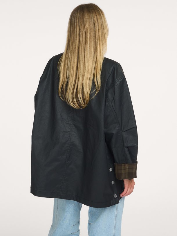 Ontdek de Oily Hunters Jacket van Haute L'Amitié bij Orangebag. Op werkdagen voor 21:45 besteld, morgen in huis.