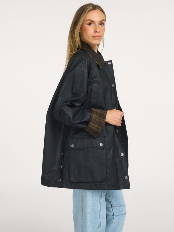 Ontdek de Oily Hunters Jacket van Haute L'Amitié bij Orangebag. Op werkdagen voor 21:45 besteld, morgen in huis.