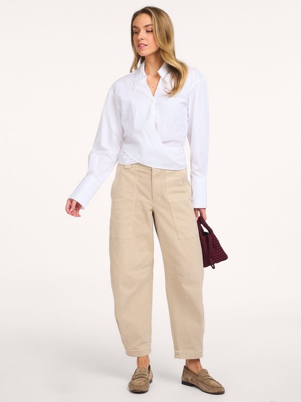 Ontdek de Fumi katoenen overslag top van Denham in de kleur Wit bij Orangebag. Op werkdagen voor 21:45 besteld, morgen in huis.