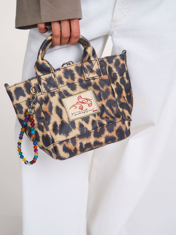 Ontdek de Leopa katoenen leopard crossbody tas van Becksondergaard in de kleur Bruin bij Orangebag. Op werkdagen voor 21:45 besteld, morgen in huis.