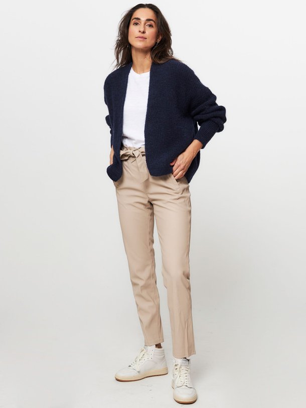 Ontdek de Francis leatherlook paperbag broek van Knit-ted in de kleur zand bij Orangebag. Op werkdagen voor 21:45 besteld, morgen in huis.