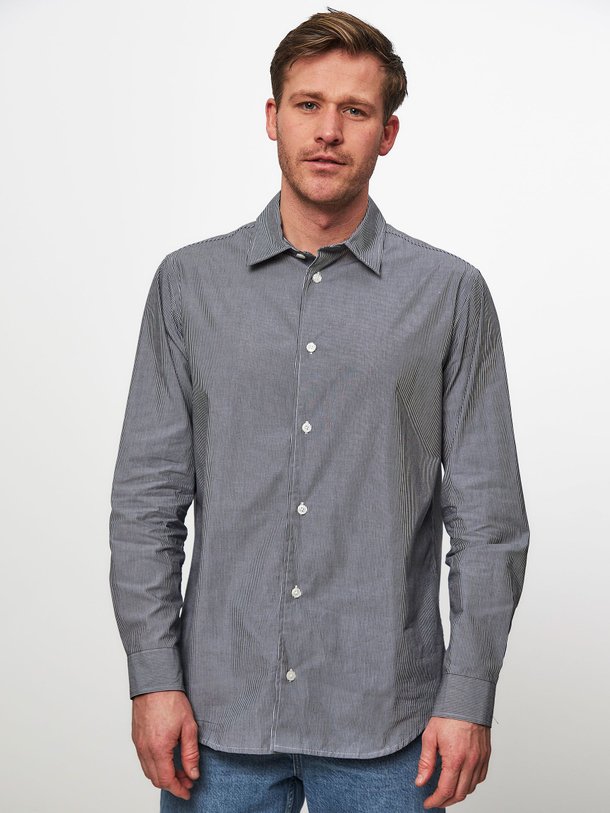 Ontdek de Damon organic cotton overhemd met dessin van Samsoe Samsoe in de kleur zwart bij Orangebag. Op werkdagen voor 21:45 besteld, morgen in huis.