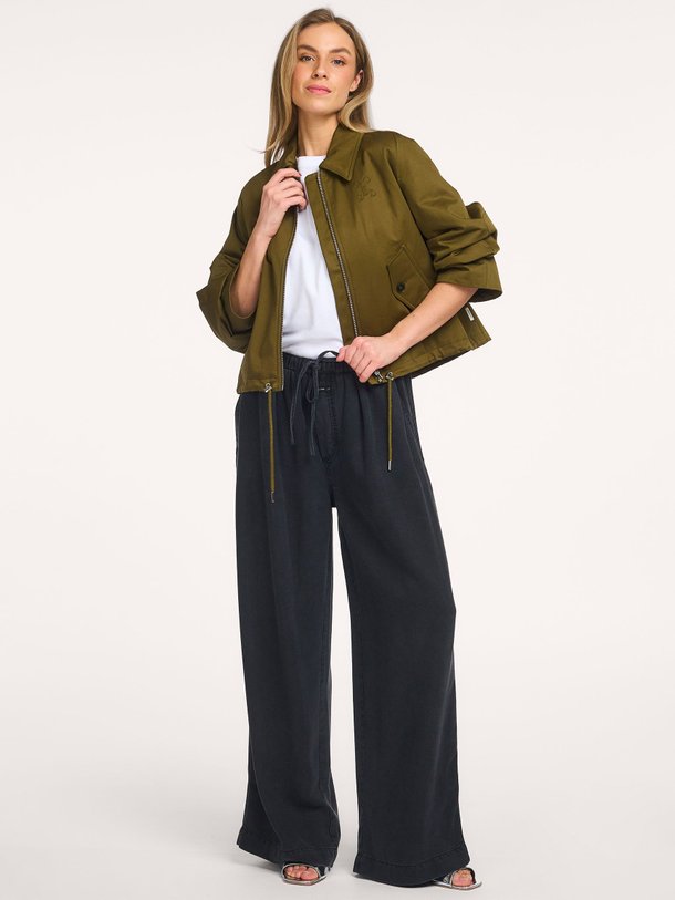 Ontdek de Wynston high waist loose fit jeans van Closed in de kleur Zwart bij Orangebag. Op werkdagen voor 21:45 besteld, morgen in huis.