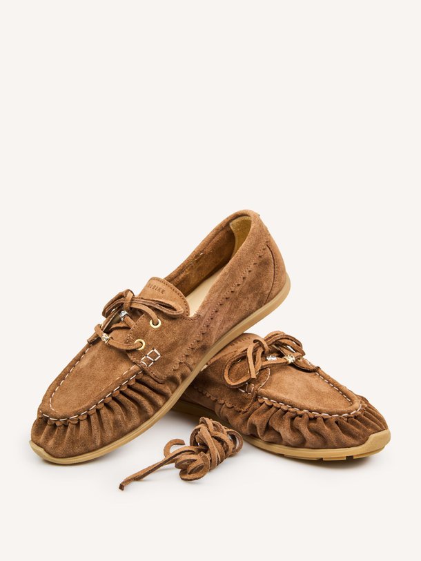 Ontdek de Riley Jade suède loafers van Nubikk in de kleur Bruin bij Orangebag. Op werkdagen voor 21:45 besteld, morgen in huis.