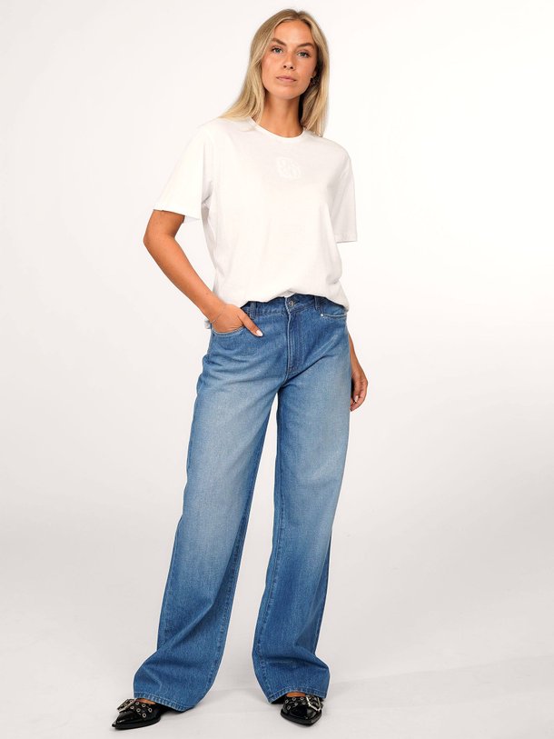 Ontdek de Mikis katoenen logo T-shirt van Dante 6 in de kleur wit bij Orangebag. Op werkdagen voor 21:45 besteld, morgen in huis.