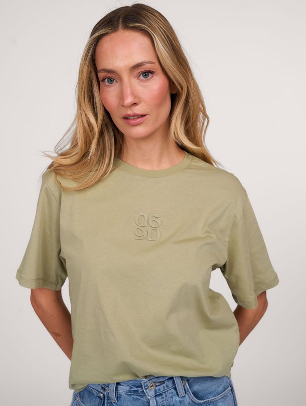 Ontdek de Mikis katoenen logo T-shirt van Dante 6 in de kleur groen bij Orangebag. Op werkdagen voor 21:45 besteld, morgen in huis.