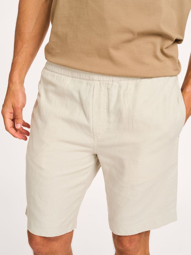 Ontdek de Smith katoen/linnenmix short van Samsoe Samsoe in de kleur beige bij Orangebag. Op werkdagen voor 21:45 besteld, morgen in huis.