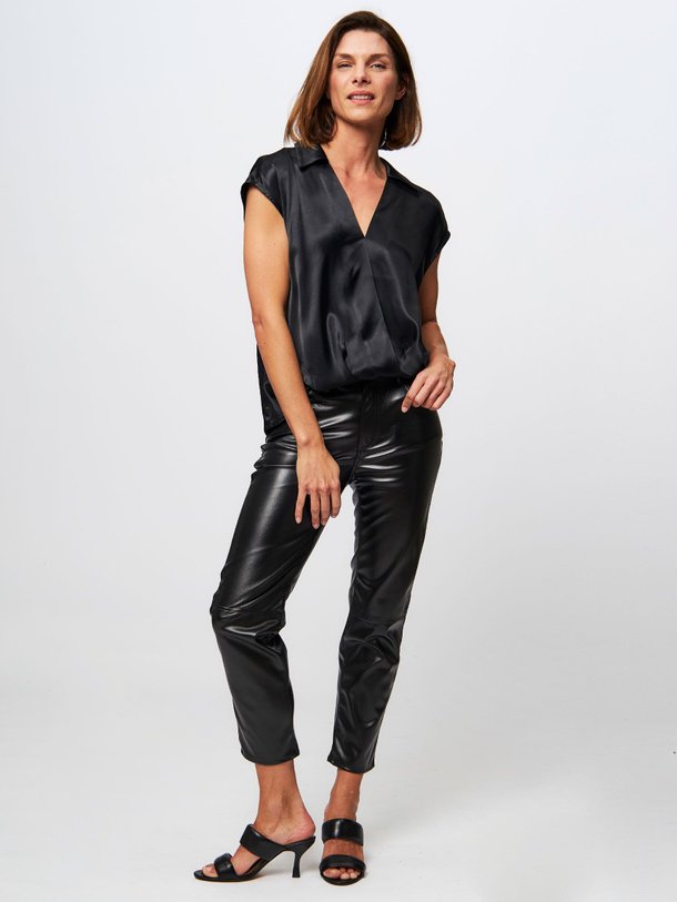 Ontdek de Halo leatherlook straight fit broek van Alchemist in de kleur zwart bij Orangebag. Op werkdagen voor 21:45 besteld, morgen in huis.