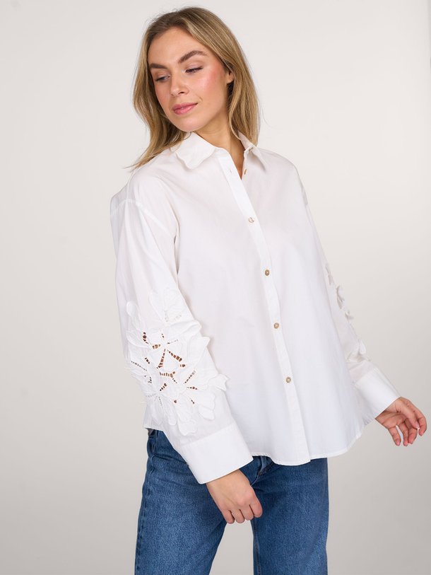 Ontdek de Katoenen blouse met bloemen applicatie van forte_forte in de kleur wit bij Orangebag. Op werkdagen voor 21:45 besteld, morgen in huis.