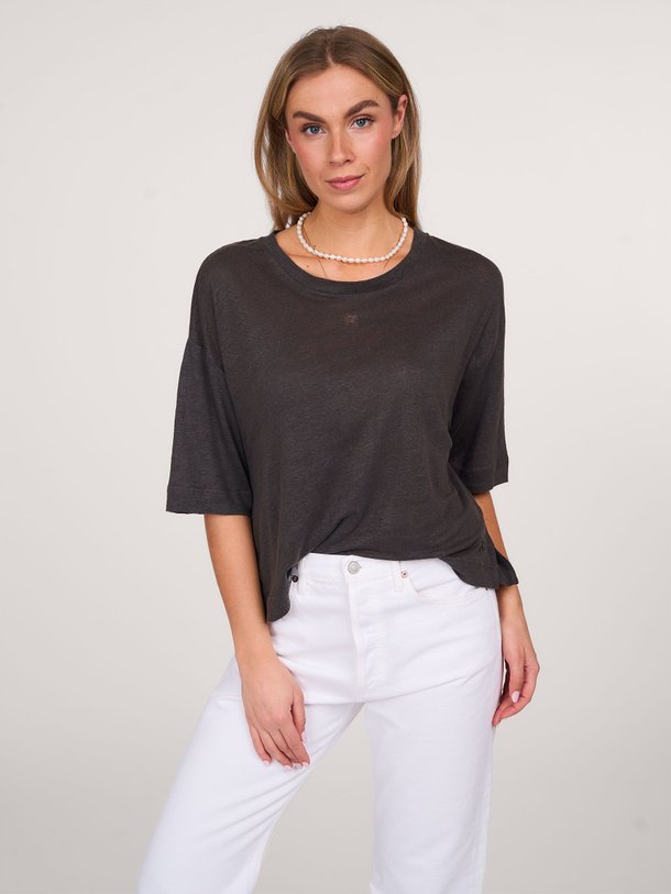 Ontdek de Vydel linnen slub T-shirt van Bellerose in de kleur antraciet bij Orangebag. Op werkdagen voor 21:45 besteld, morgen in huis.