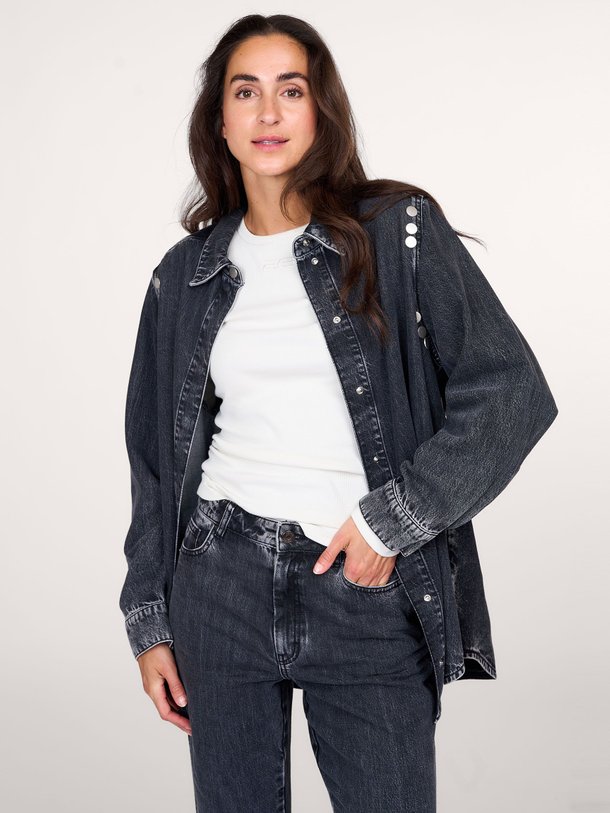 Ontdek de Zuva denim blouse met applicaties van Gestuz in de kleur donkergrijs bij Orangebag. Op werkdagen voor 21:45 besteld, morgen in huis.