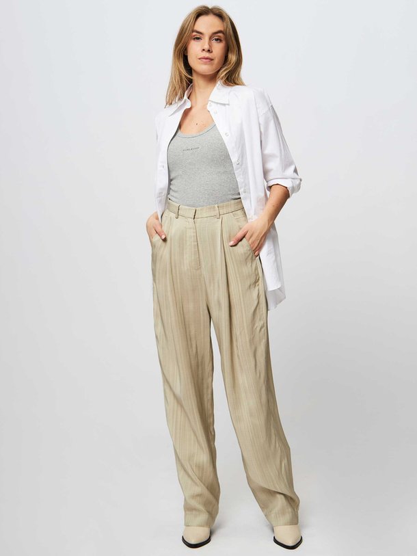 Ontdek de Viscose wide leg pantalon van Les Coyotes de Paris in de kleur zand bij Orangebag. Op werkdagen voor 21:45 besteld, morgen in huis.