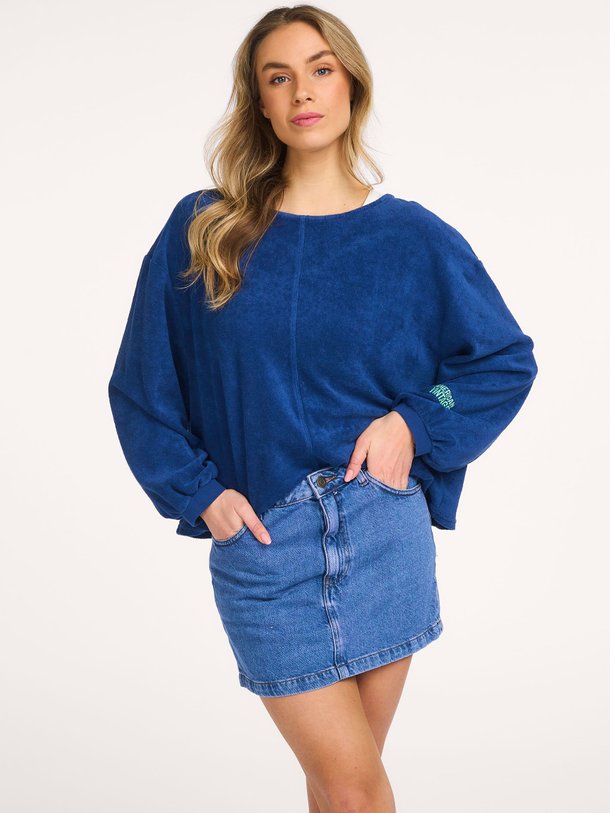 Ontdek de Fuxow katoenen badstof trui van American Vintage in de kleur Donkerblauw bij Orangebag. Op werkdagen voor 21:45 besteld, morgen in huis.