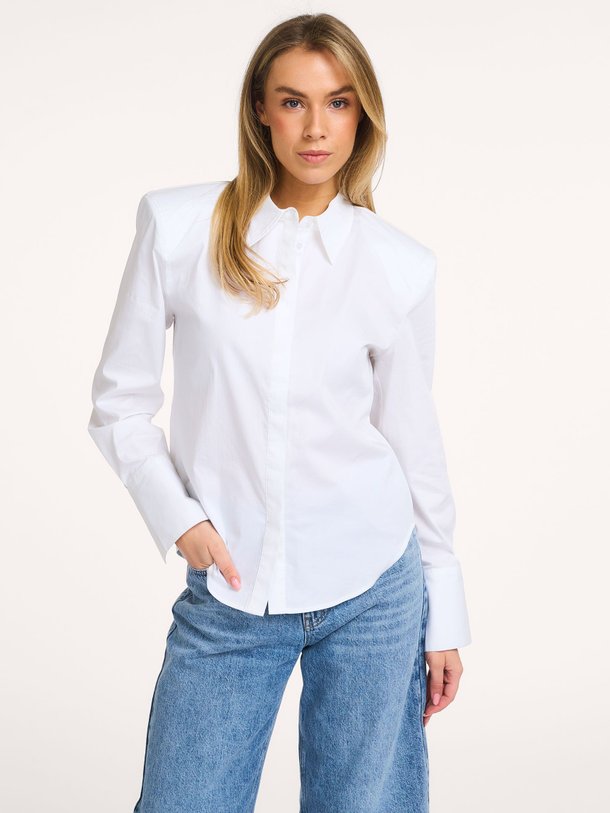 Ontdek de Sanna katoenmix blouse met schoudervulling van Co'Couture in de kleur Wit bij Orangebag. Op werkdagen voor 21:45 besteld, morgen in huis.