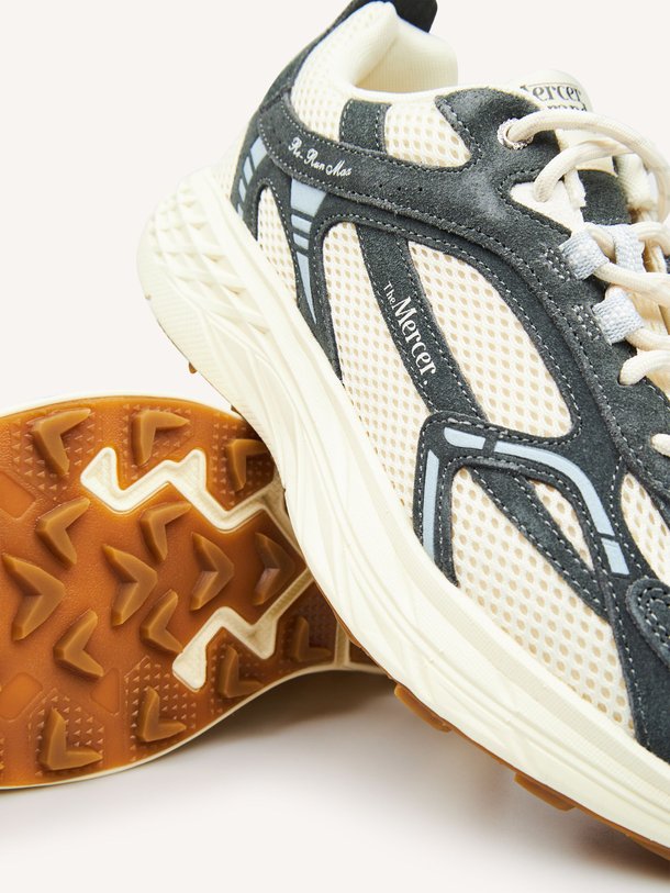Ontdek de The Re-Run Max suède sneakers van Mercer Amsterdam in de kleur Antraciet bij Orangebag. Op werkdagen voor 21:45 besteld, morgen in huis.