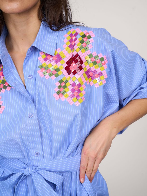 Ontdek de Hagittarius katoenmix jurk met applicatie van Essentiel Antwerp in de kleur blauw bij Orangebag. Op werkdagen voor 21:45 besteld, morgen in huis.