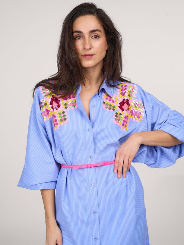 Ontdek de Hagittarius katoenmix jurk met applicatie van Essentiel Antwerp in de kleur blauw bij Orangebag. Op werkdagen voor 21:45 besteld, morgen in huis.