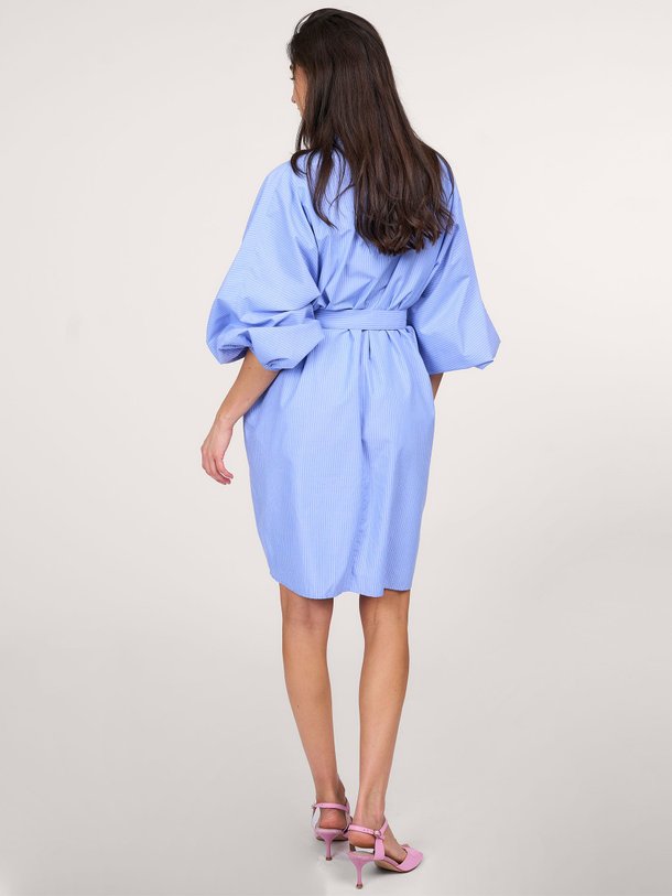 Ontdek de Hagittarius katoenmix jurk met applicatie van Essentiel Antwerp in de kleur blauw bij Orangebag. Op werkdagen voor 21:45 besteld, morgen in huis.
