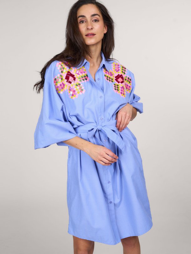 Ontdek de Hagittarius katoenmix jurk met applicatie van Essentiel Antwerp in de kleur blauw bij Orangebag. Op werkdagen voor 21:45 besteld, morgen in huis.