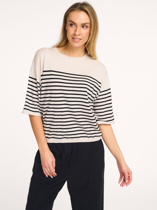 Ontdek de Merle katoenmix gestreept T-shirt van Knit-ted in de kleur Crème bij Orangebag. Op werkdagen voor 21:45 besteld, morgen in huis.