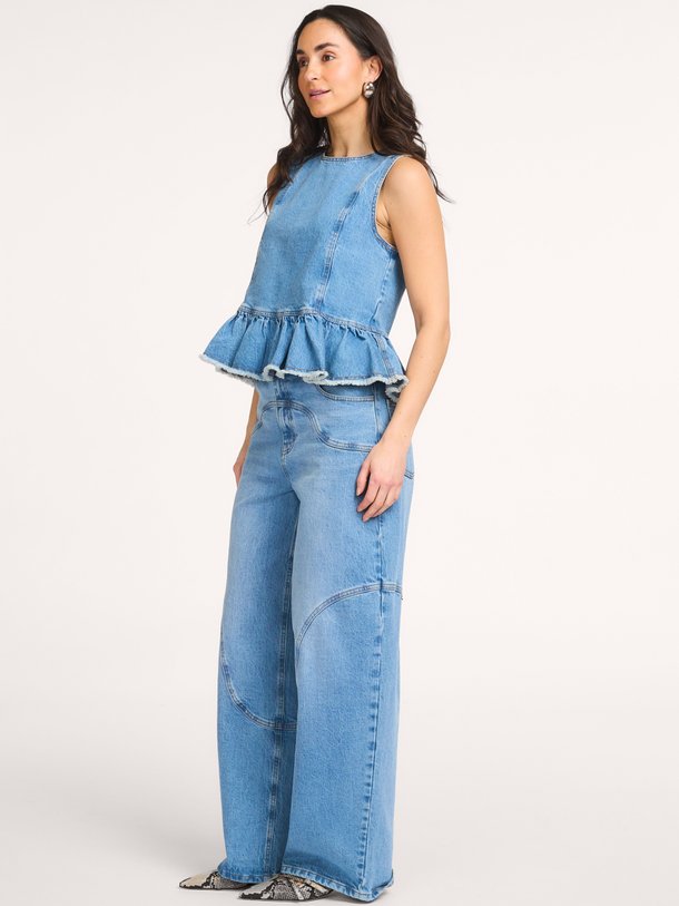 Ontdek de Madinel denim top van Baum und Pferdgarten in de kleur Blauw bij Orangebag. Op werkdagen voor 21:45 besteld, morgen in huis.