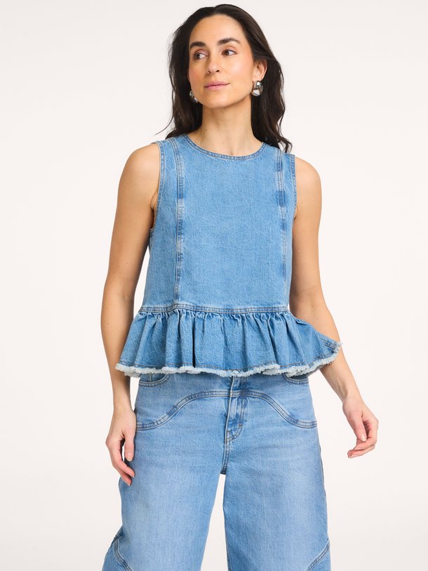 Ontdek de Madinel denim top van Baum und Pferdgarten in de kleur Blauw bij Orangebag. Op werkdagen voor 21:45 besteld, morgen in huis.
