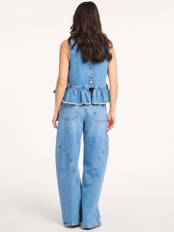 Ontdek de Madinel denim top van Baum und Pferdgarten in de kleur Blauw bij Orangebag. Op werkdagen voor 21:45 besteld, morgen in huis.