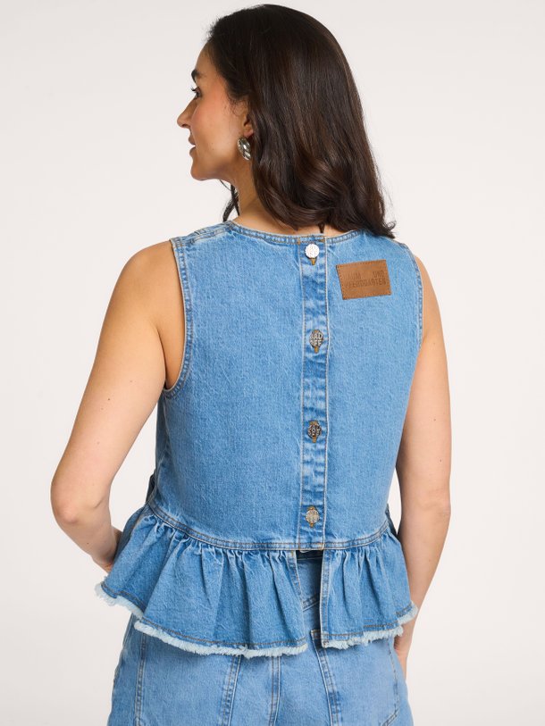 Ontdek de Madinel denim top van Baum und Pferdgarten in de kleur Blauw bij Orangebag. Op werkdagen voor 21:45 besteld, morgen in huis.