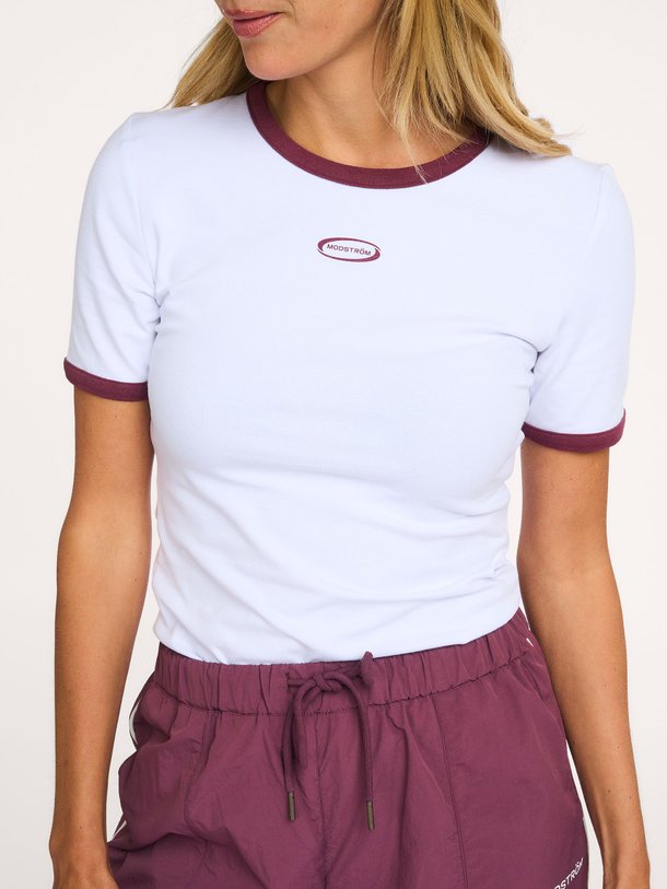 Ontdek de Verno organic cotton T-shirt van Modstrom in de kleur Wit bij Orangebag. Op werkdagen voor 21:45 besteld, morgen in huis.