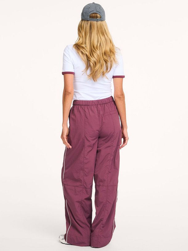 Ontdek de Verno organic cotton T-shirt van Modstrom in de kleur Wit bij Orangebag. Op werkdagen voor 21:45 besteld, morgen in huis.