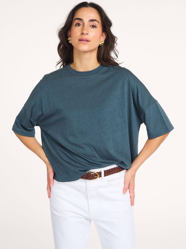 Ontdek de Dorel katoenmix T-shirt van Sessun in de kleur Petrol bij Orangebag. Op werkdagen voor 21:45 besteld, morgen in huis.