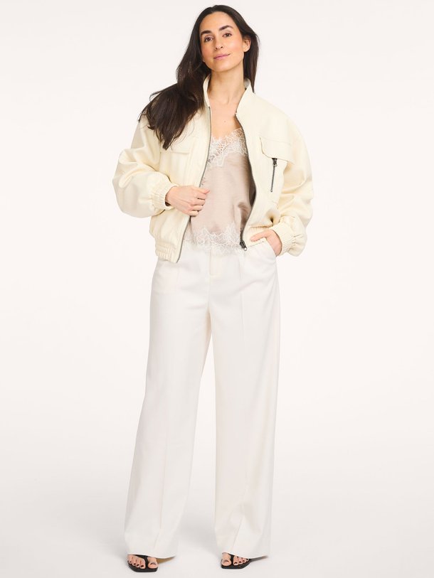 Ontdek de Idun viscosemix top met kant van Co'Couture in de kleur Ecru bij Orangebag. Op werkdagen voor 21:45 besteld, morgen in huis.