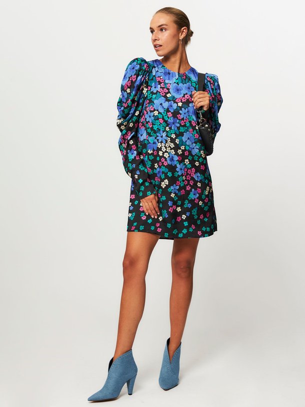 Ontdek de Marloes viscose jurk met print van Fabienne Chapot in de kleur zwart bij Orangebag. Op werkdagen voor 21:45 besteld, morgen in huis.