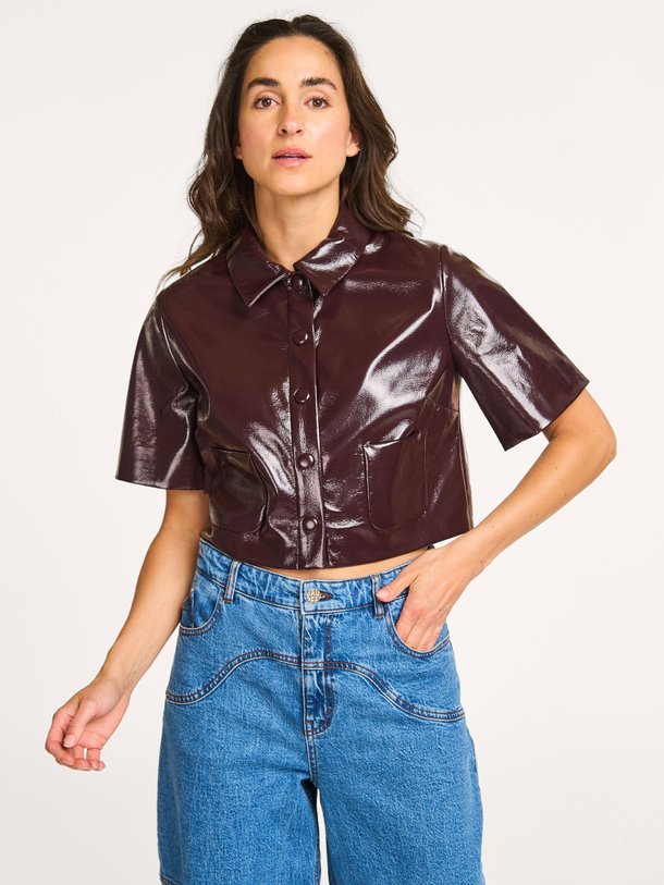 Ontdek de Beth lak leatherlook jasje van Baum und Pferdgarten in de kleur Bordeauxrood bij Orangebag. Op werkdagen voor 21:45 besteld, morgen in huis.