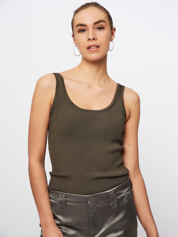 Ontdek de Defny ribgebreide top van Drykorn in de kleur donkergroen bij Orangebag. Op werkdagen voor 21:45 besteld, morgen in huis.