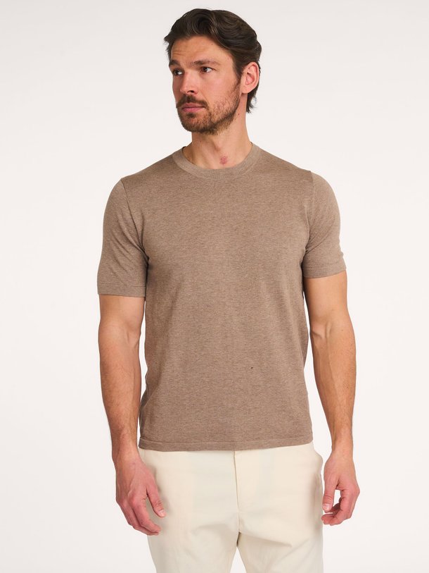 Ontdek de Valentin katoenen T-shirt van Drykorn in de kleur Zand bij Orangebag. Op werkdagen voor 21:45 besteld, morgen in huis.