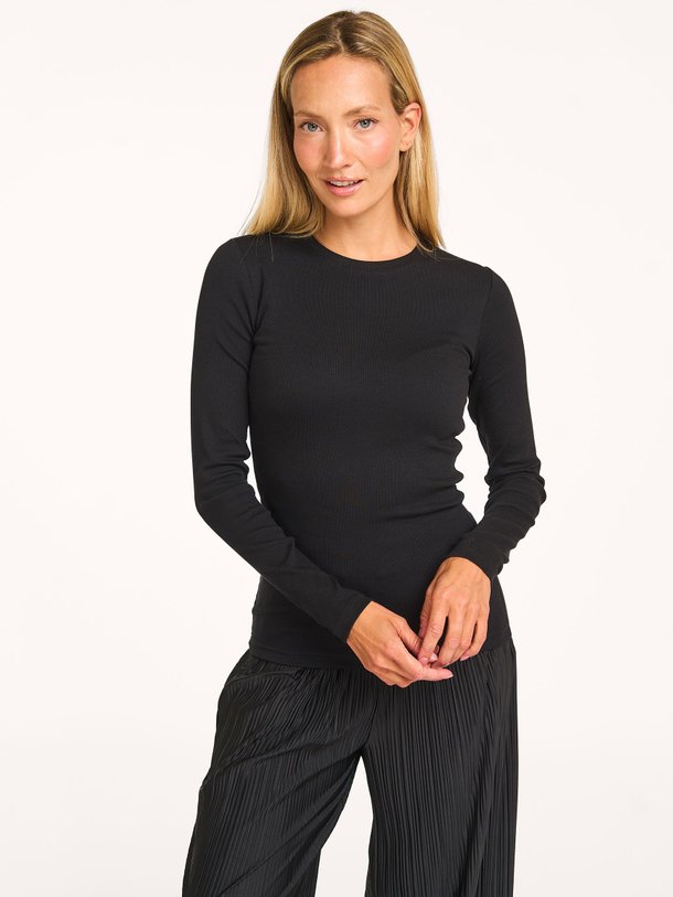 Ontdek de Alexa organic cotton rib longsleeve van Samsoe Samsoe in de kleur zwart bij Orangebag. Op werkdagen voor 21:45 besteld, morgen in huis.