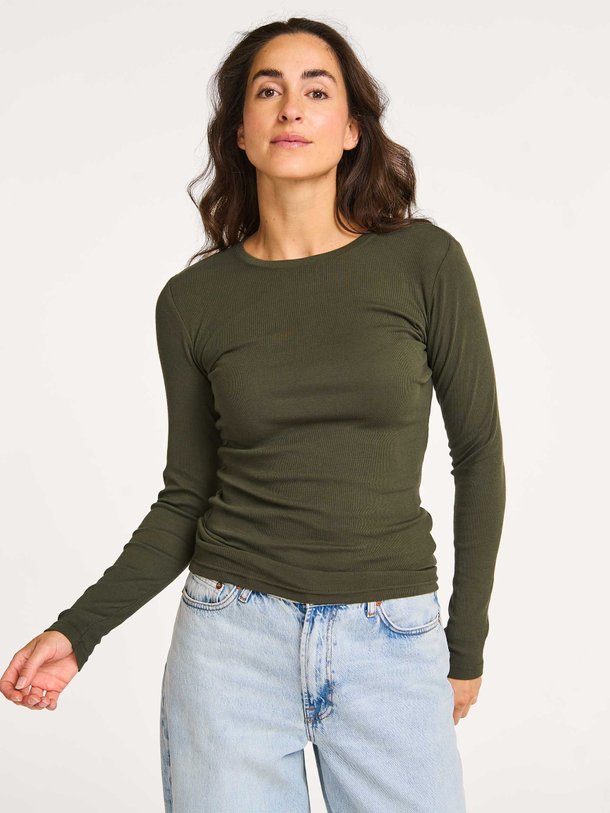 Ontdek de Alexa organic cotton rib longsleeve van Samsoe Samsoe in de kleur donkergroen bij Orangebag. Op werkdagen voor 21:45 besteld, morgen in huis.